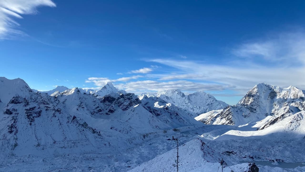 Snowy-Everest-range-and-glaciers